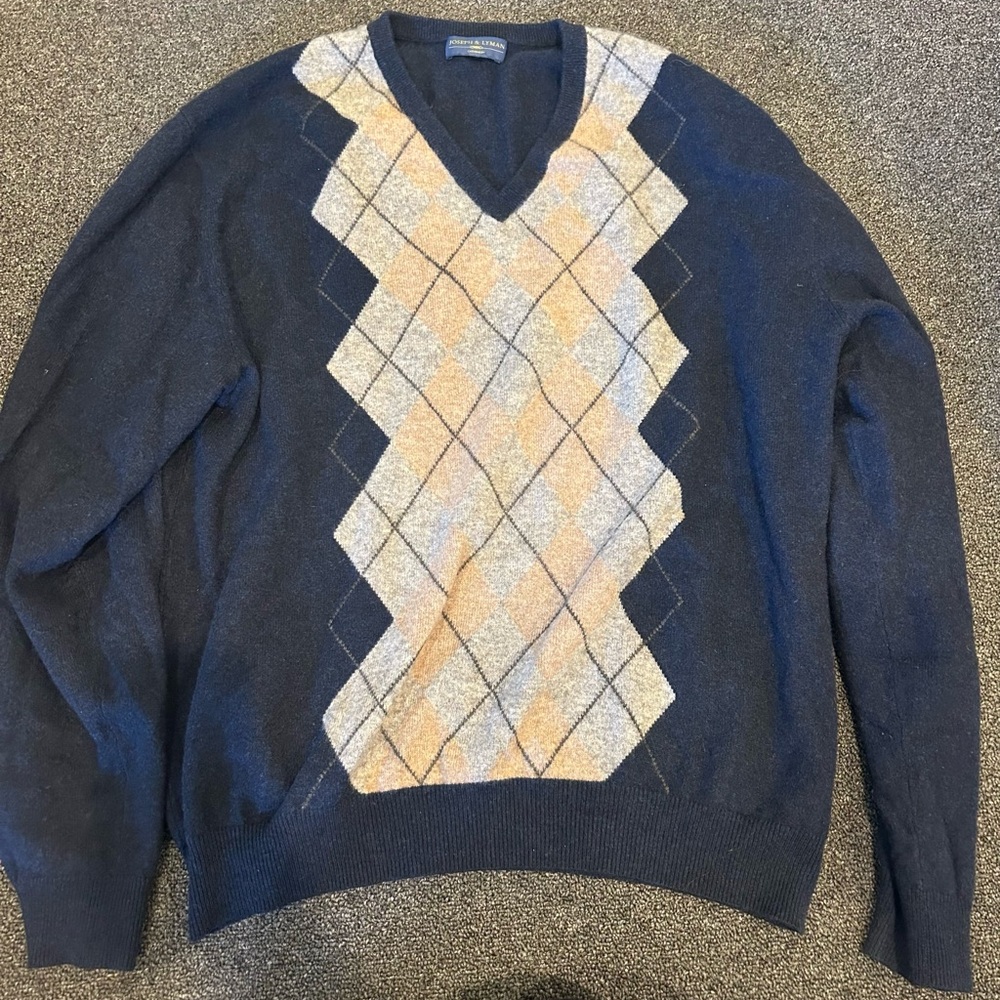 Men's Classic Argyle V-Neck Sweater